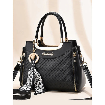 BOLSO DE MANO CON DISEÑO ELEGANTE