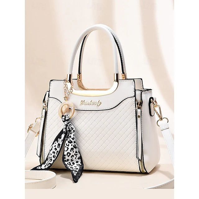 BOLSO DE MANO CON DISEÑO ELEGANTE