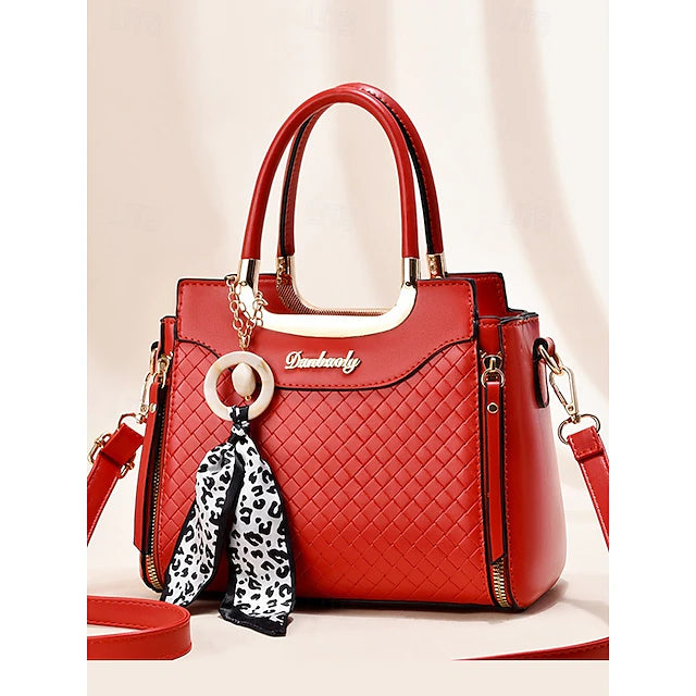 BOLSO DE MANO CON DISEÑO ELEGANTE