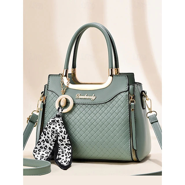 BOLSO DE MANO CON DISEÑO ELEGANTE