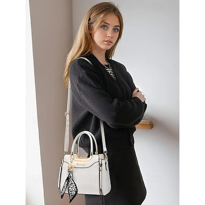 BOLSO DE MANO CON DISEÑO ELEGANTE