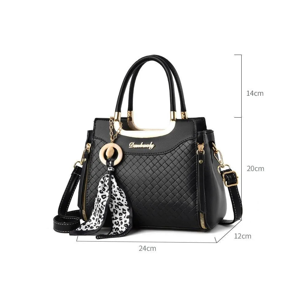 BOLSO DE MANO CON DISEÑO ELEGANTE