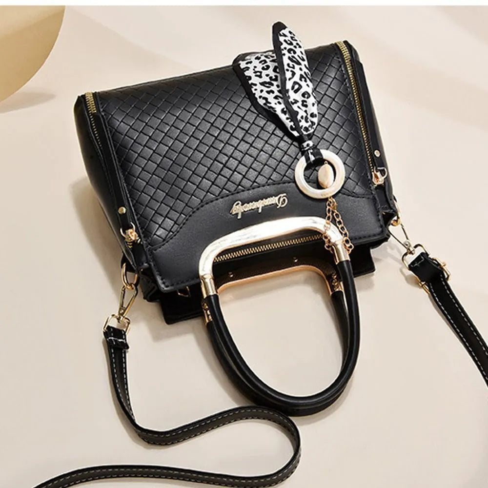 BOLSO DE MANO CON DISEÑO ELEGANTE