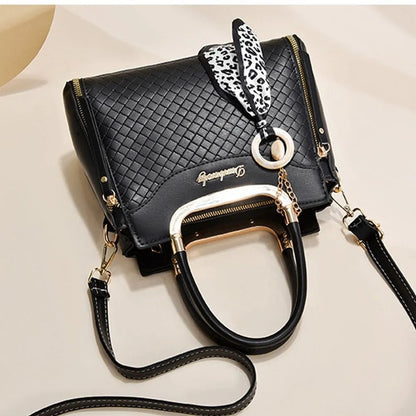 BOLSO DE MANO CON DISEÑO ELEGANTE