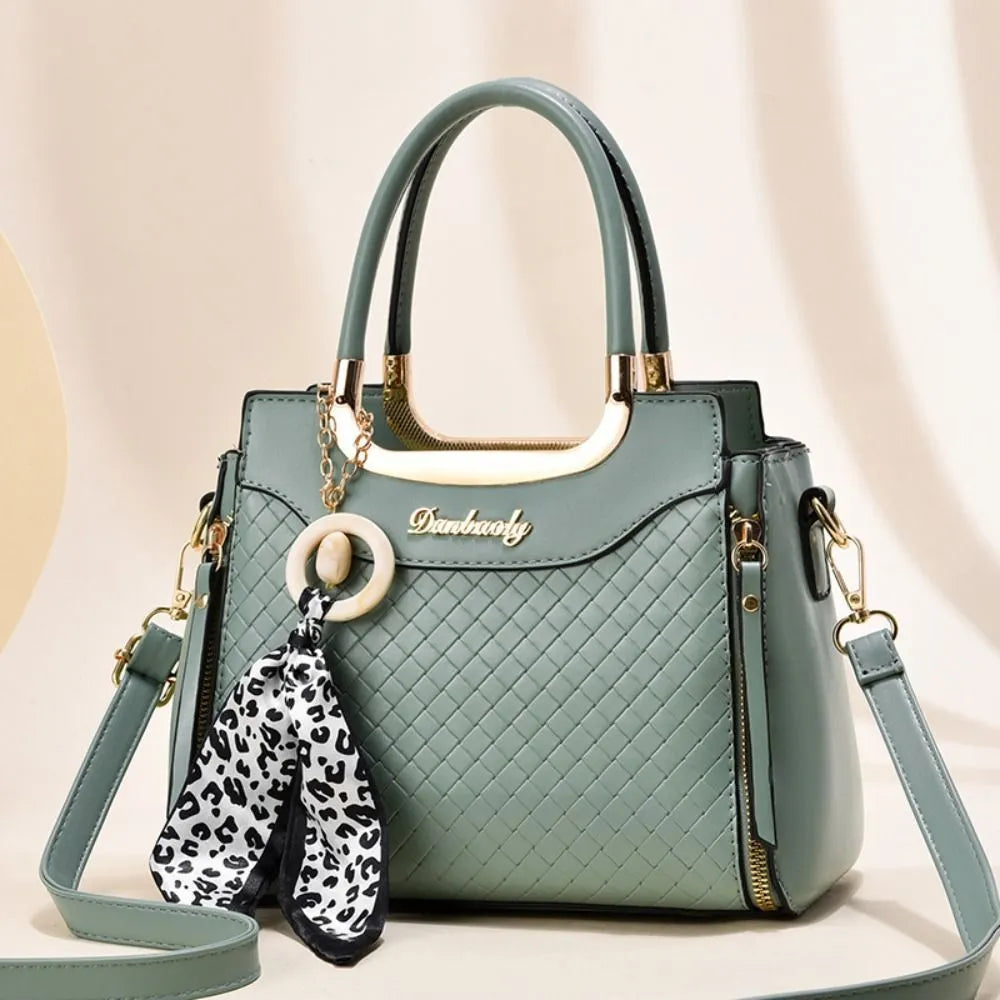 BOLSO DE MANO CON DISEÑO ELEGANTE