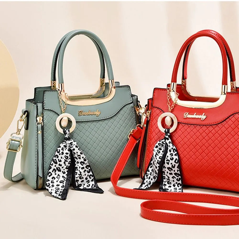 BOLSO DE MANO CON DISEÑO ELEGANTE